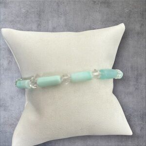 Blue beaded bracelet round gold tone toggle